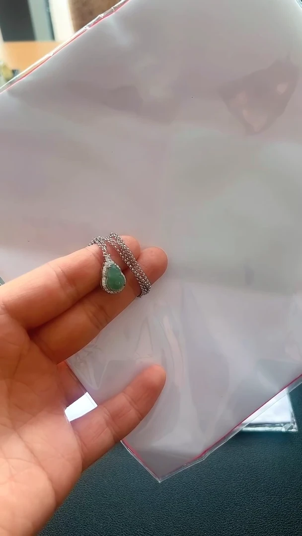 颈饰未镶嵌翡翠T****婷吊坠