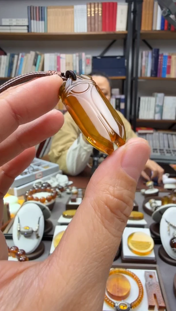 未镶嵌颈饰琥珀一鸣惊人吊坠