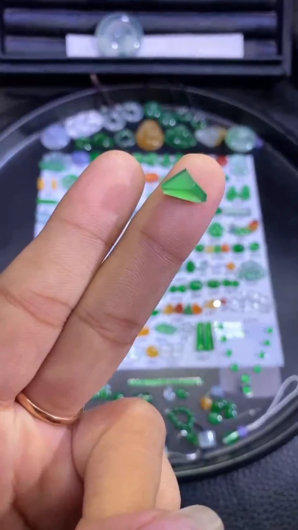 未镶嵌挂件翡翠切割