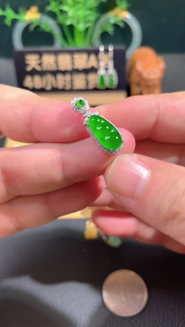 颈饰18K金镶嵌翡翠翡翠