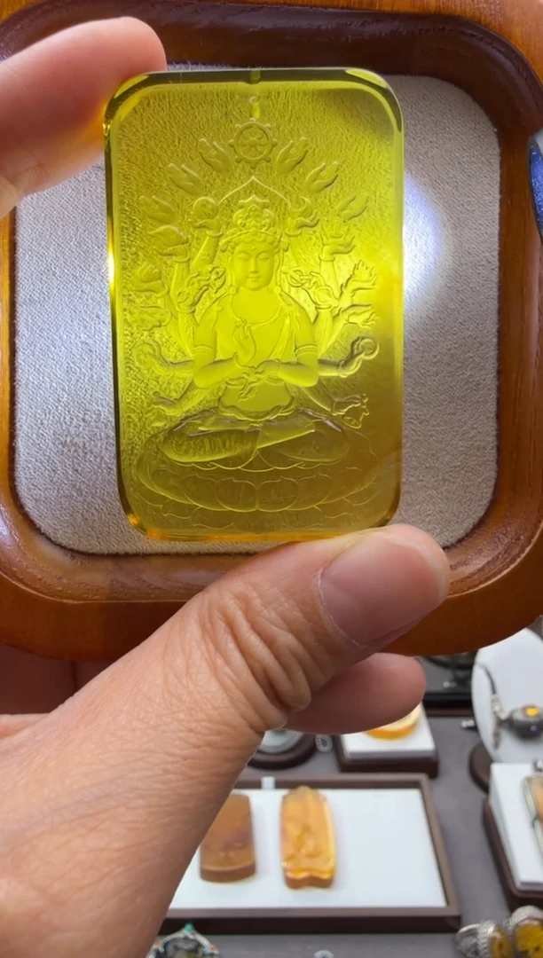 未镶嵌颈饰琥珀千手观音吊坠