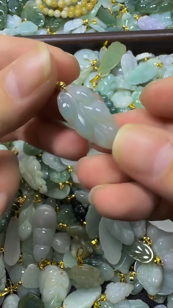 颈饰未镶嵌翡翠颈饰未嵌镶翡翠