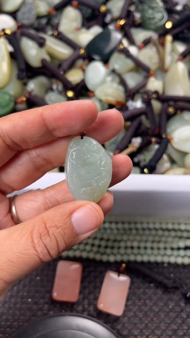 【闪购商品】和田玉颈饰未镶嵌多样性发货没有证书拍一发一有瑕