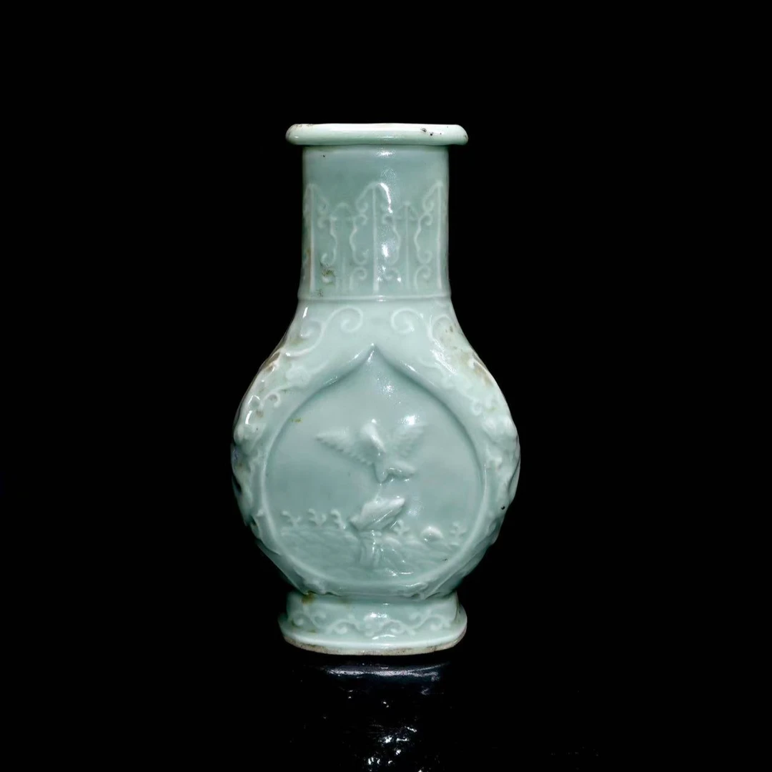 9: 清晚期青釉浮雕一品当朝纹扁瓶