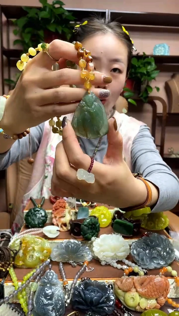 未镶嵌岫玉颈饰·