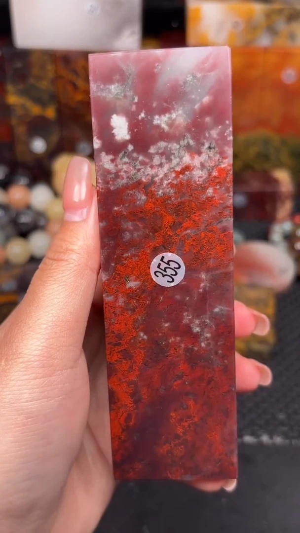 玉桂林鸡血玉摆件 编号：355