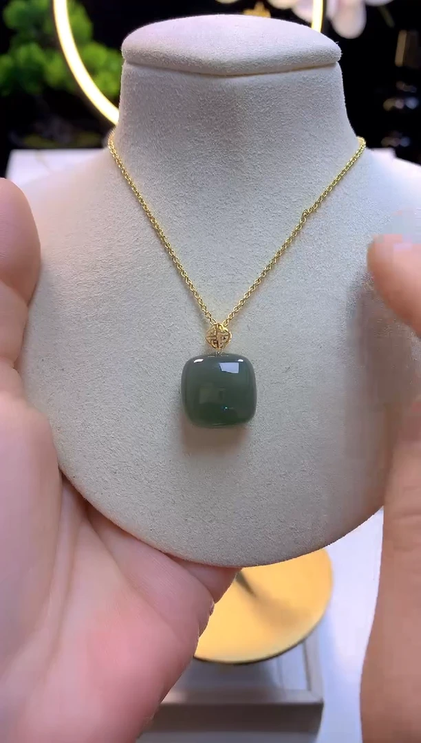 【闪购商品】和田玉吊坠18K金镶嵌湖水绿小方糖