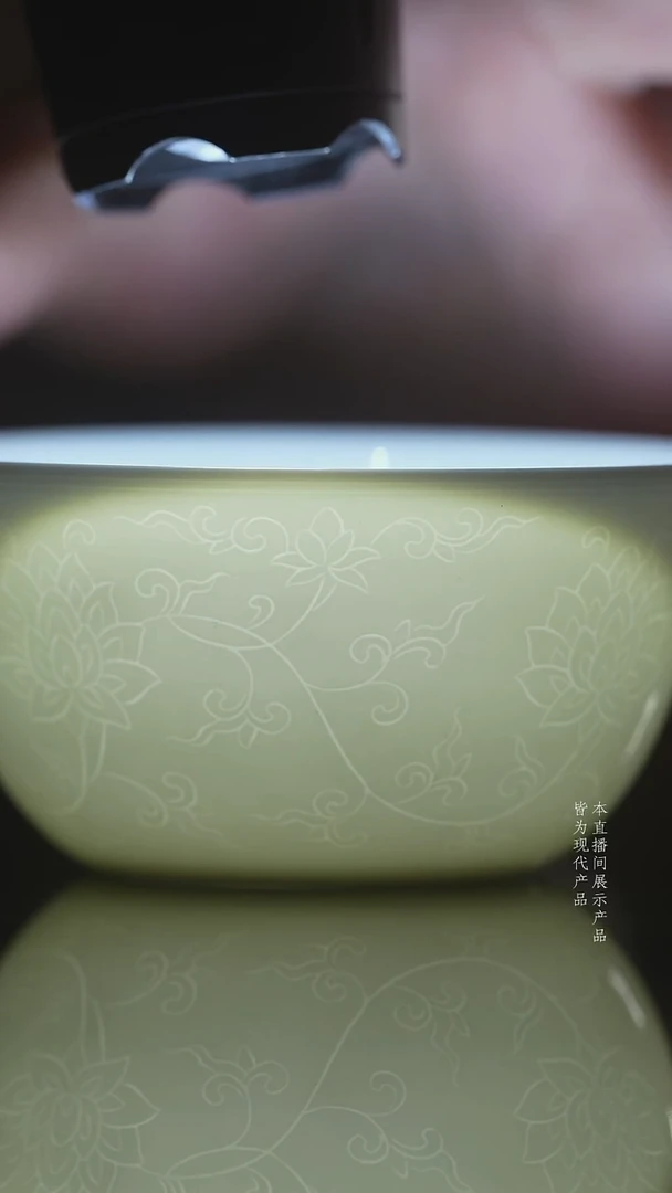 杯子陶瓷甜白釉暗刻缠枝莲鸡缸杯