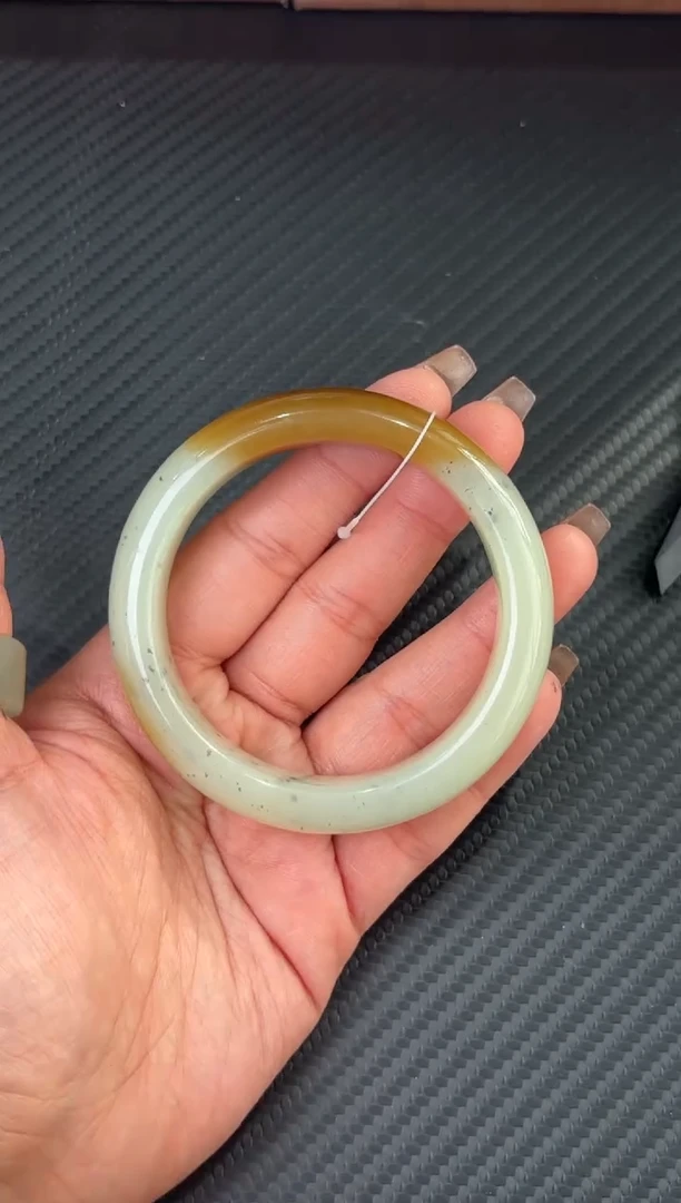 未镶嵌手镯和田玉且末微色差近2矿56+m