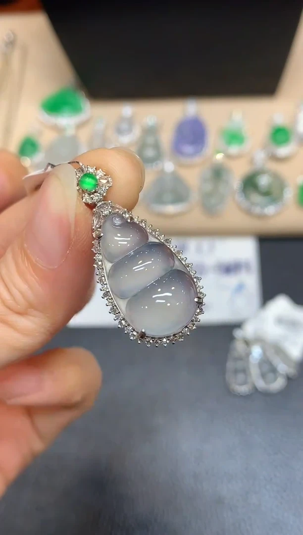 颈饰18K金镶嵌翡翠8福豆【无服务费