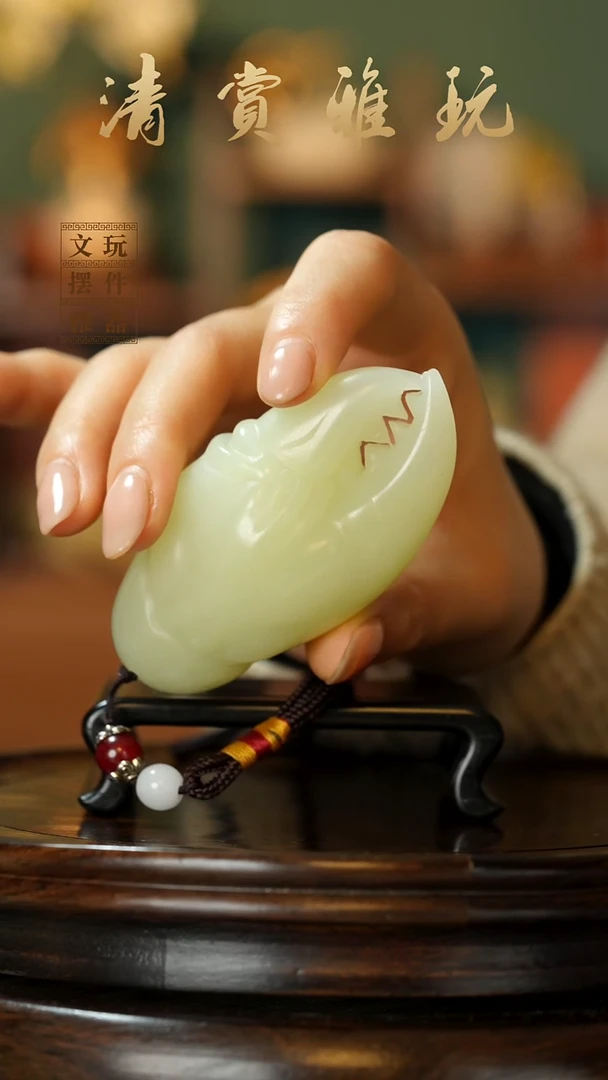 玉《手握蟹钳》手把件摆件