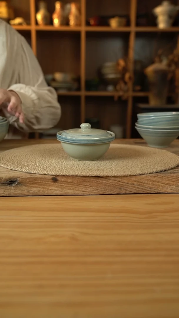 青云系列的带盖小炖盅1个