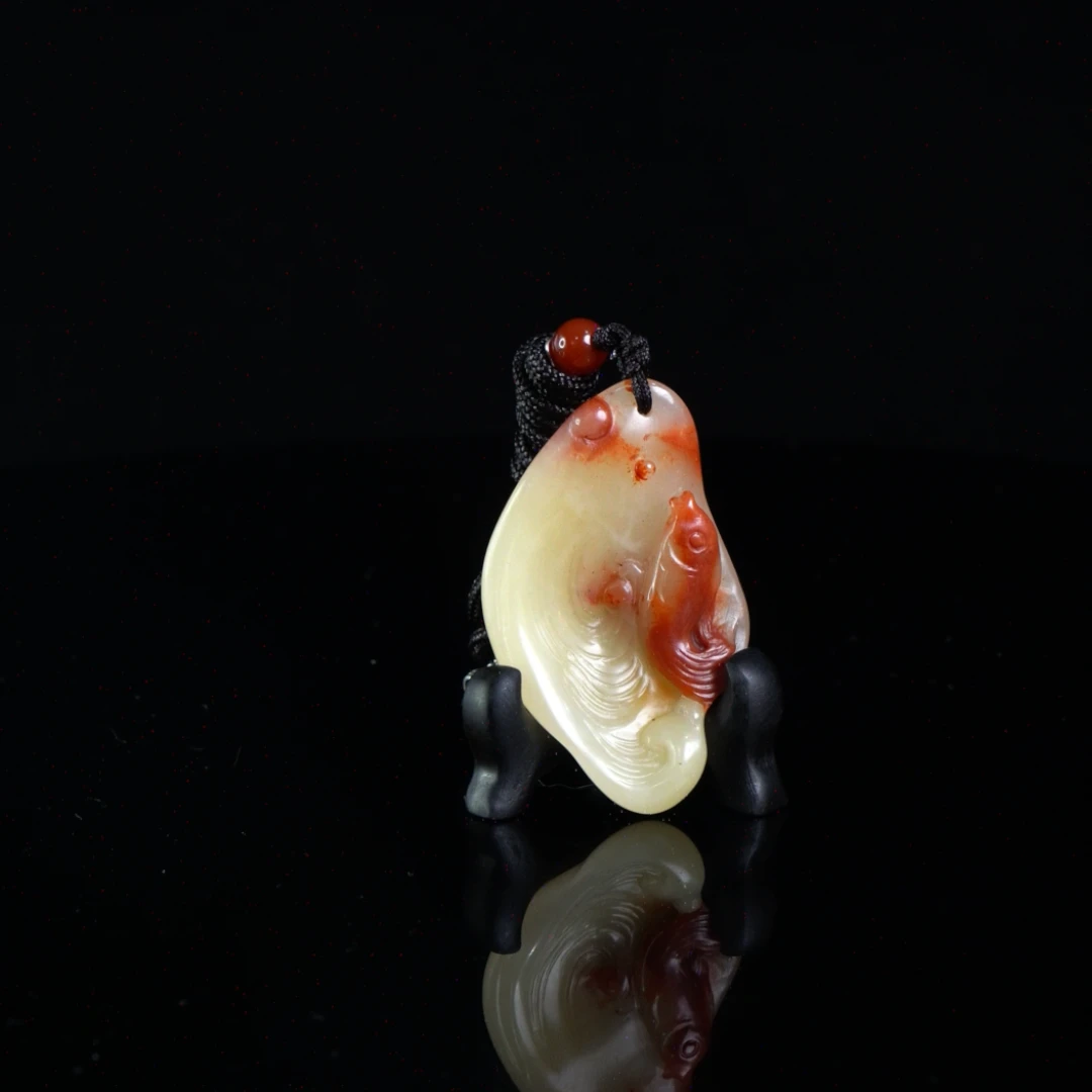 Lot.5.寿山石水洞桃花鲤鱼卷浪挂件16.4克4.8x3x0.9cm