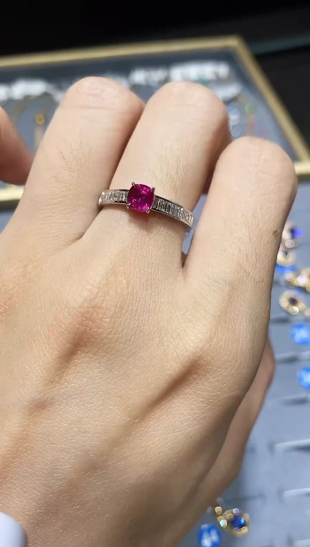 18K金镶嵌戒指红宝石