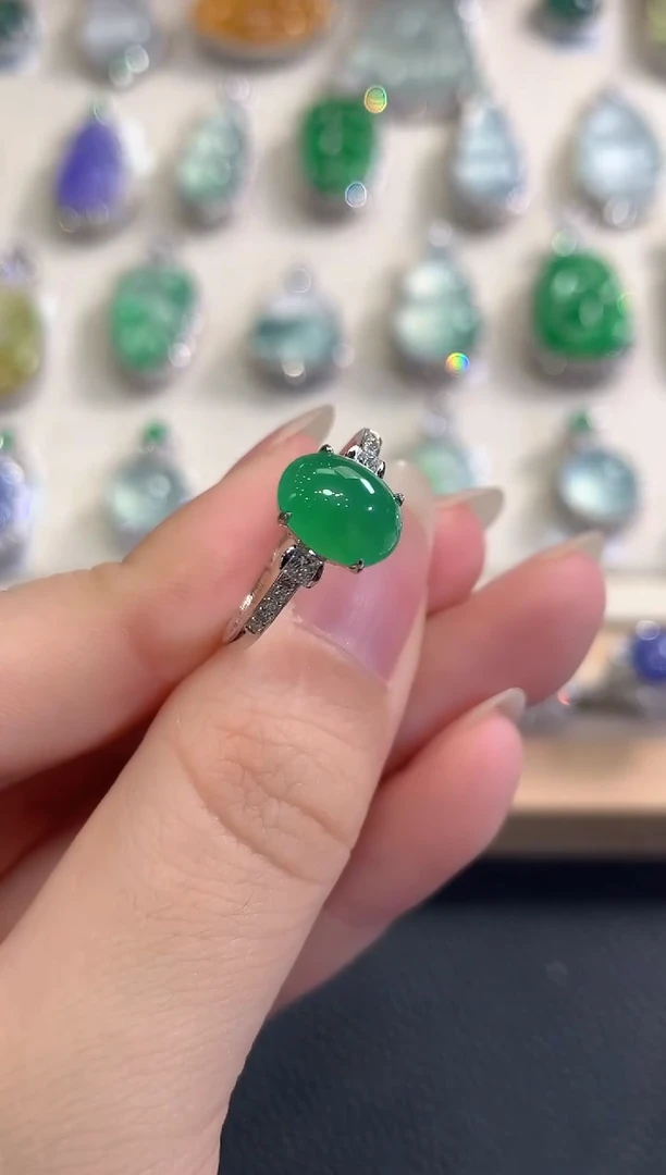 18K金镶嵌戒指翡翠春日珠宝 C18