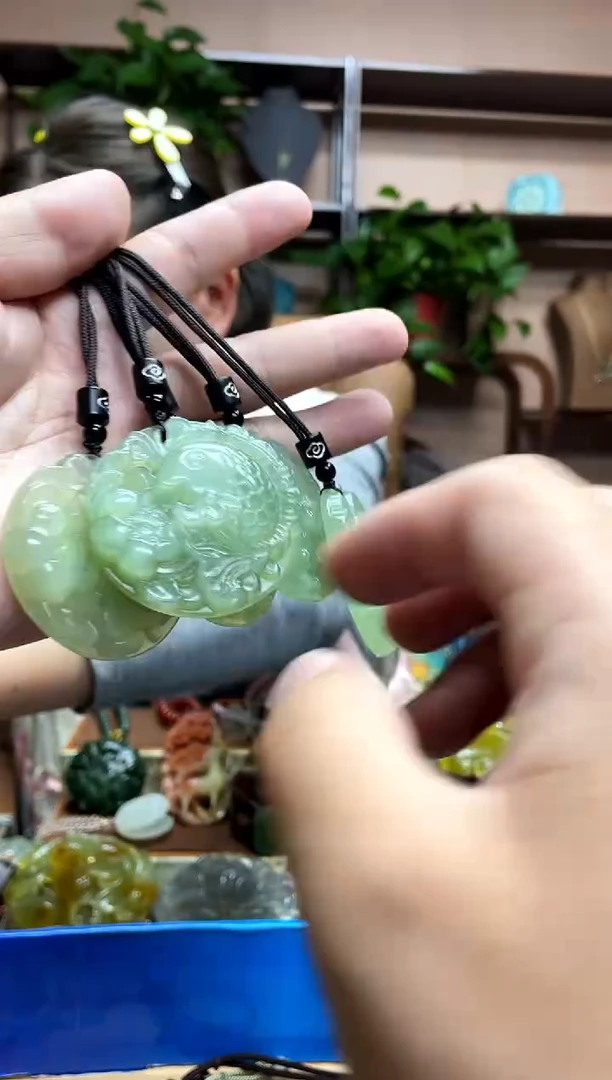 未镶嵌岫玉颈饰多样性发货发其中之一