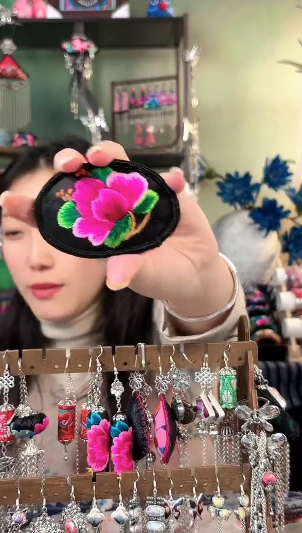 彩云南阁非遗老绣饰品578*