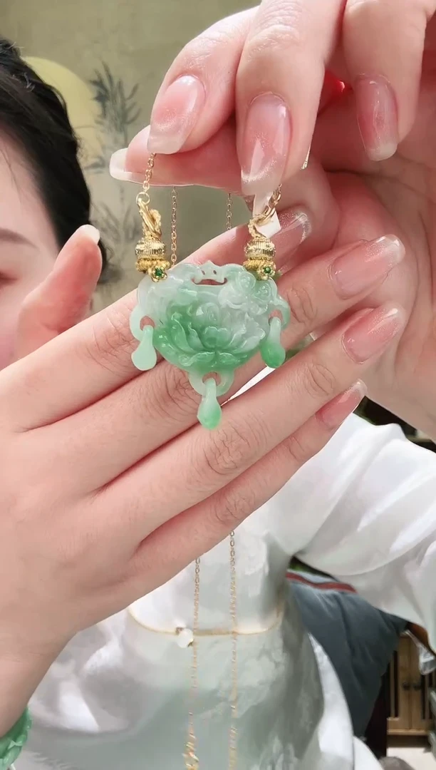 颈饰未镶嵌翡翠吊坠