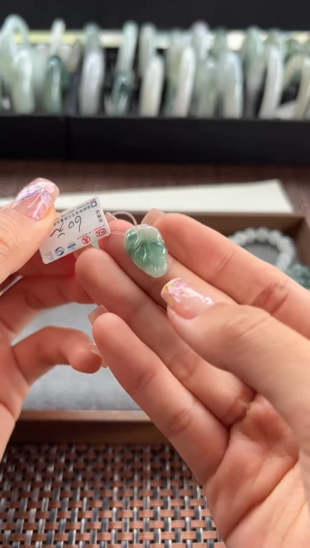 【闪购商品】翡翠颈饰未镶嵌306号