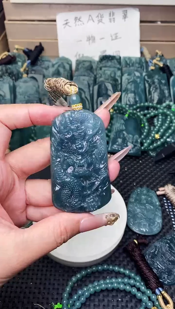 颈饰未镶嵌翡翠