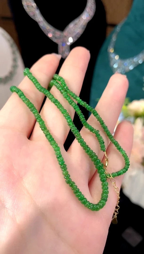 未镶嵌颈饰石榴石（沙弗莱）珠串