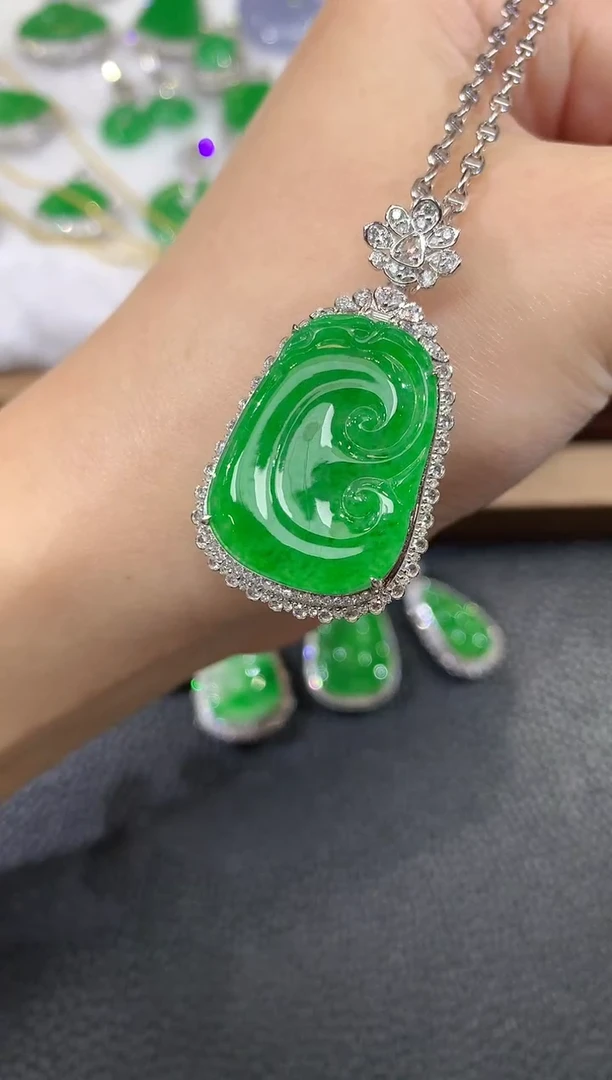 吊坠(不含链)18K金镶嵌翡翠A90