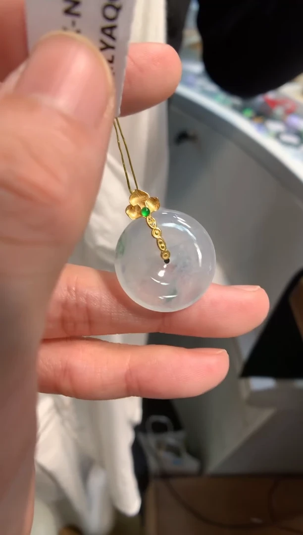 颈饰18K金镶嵌翡翠平安扣