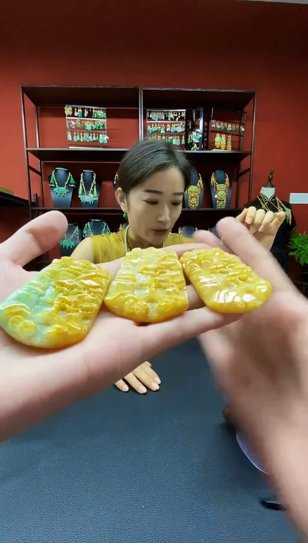 颈饰未镶嵌翡翠吊坠多样发其一