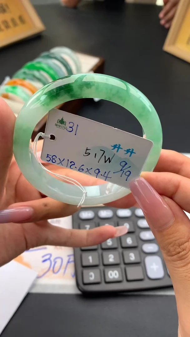未镶嵌手镯翡翠自带#送人#，联系客服核对地址~
