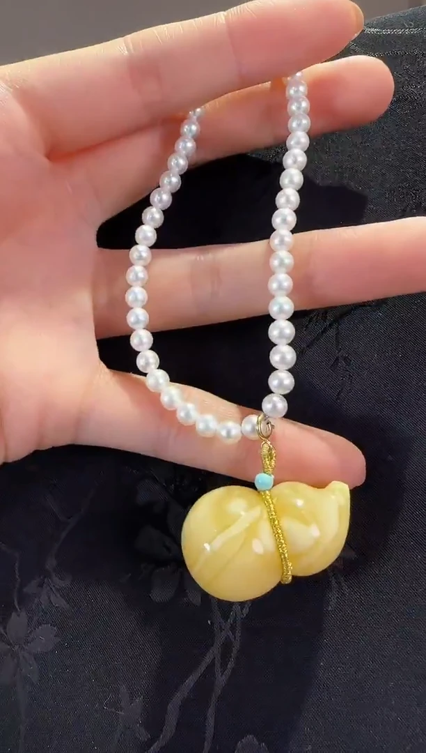 蜜蜡颈饰18K金镶嵌葫芦吊坠