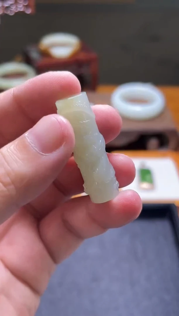 未镶嵌和田玉把件且末青白 龙柱