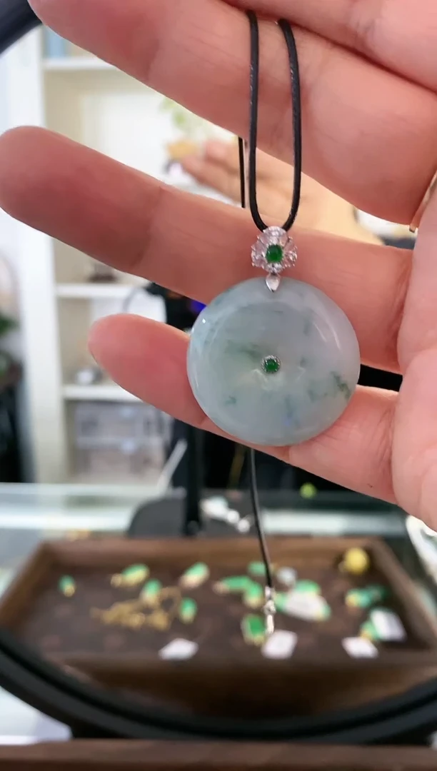 颈饰18K金镶嵌翡翠吊坠