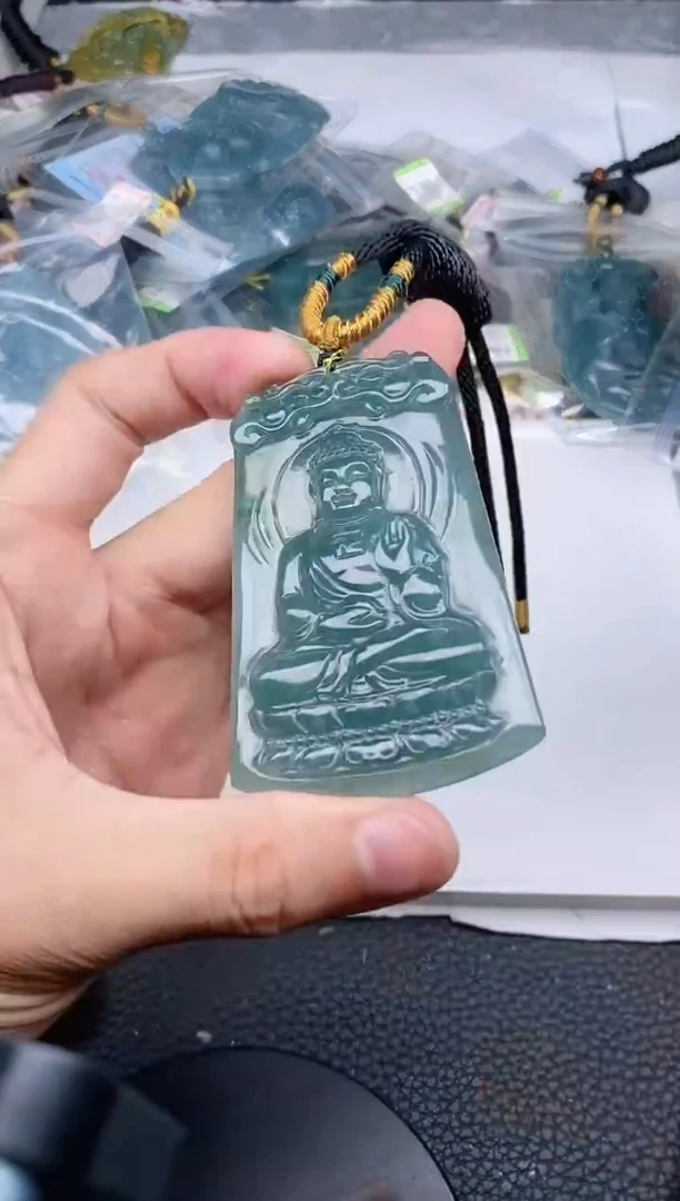 颈饰未镶嵌翡翠