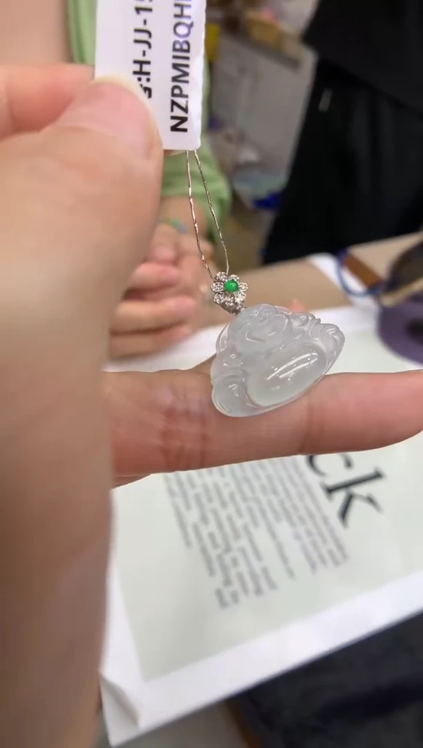 翡翠18K金镶嵌颈饰佛公