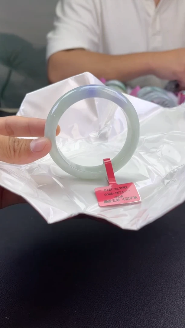 翡翠手镯未镶嵌翡翠手镯