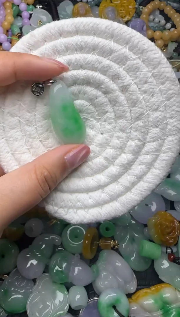 颈饰未镶嵌翡翠缅甸翡翠吊坠