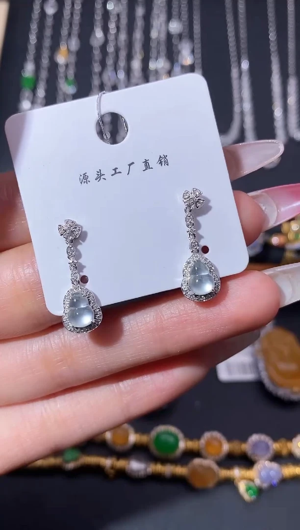 颈饰18K金镶嵌翡翠耳饰