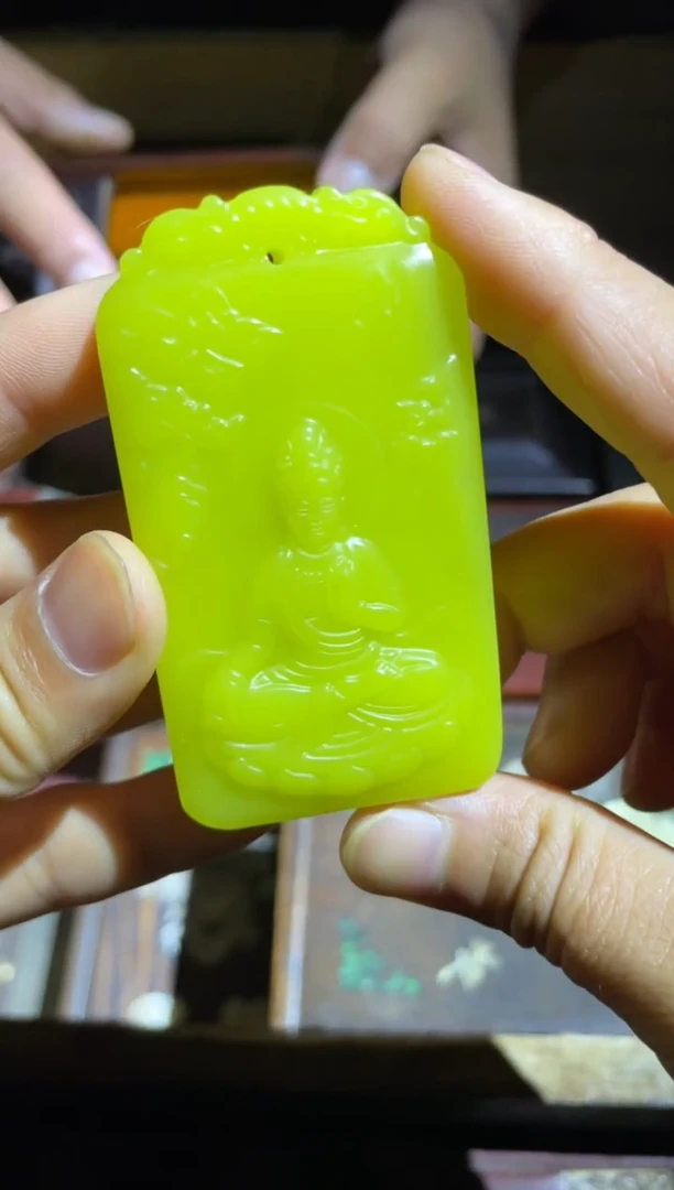 天然玉石未镶嵌颈饰  豆青色双面工观音1件