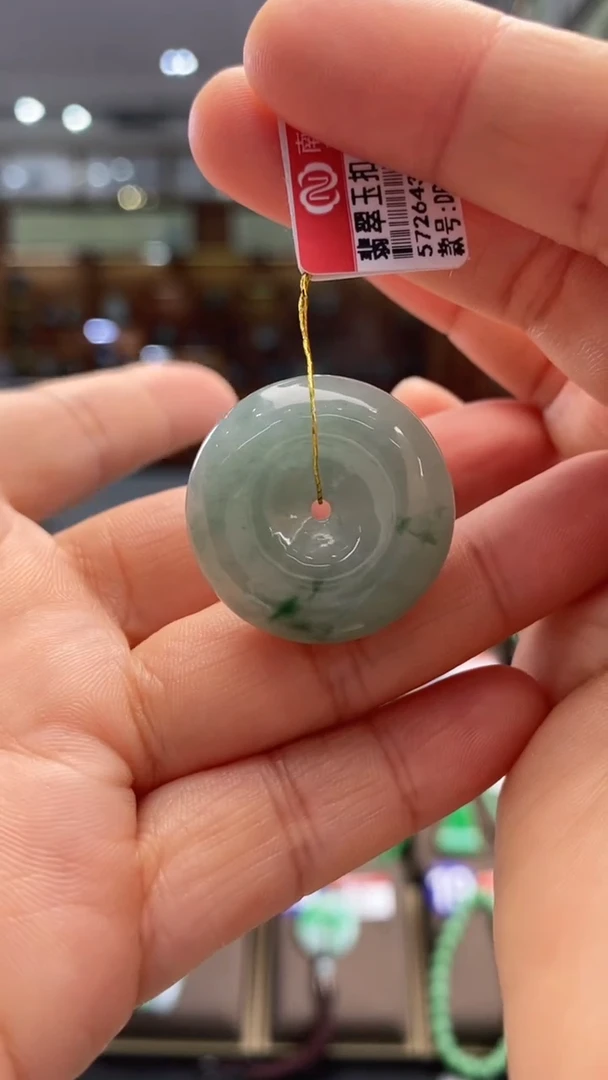 翡翠未镶嵌颈饰平安扣