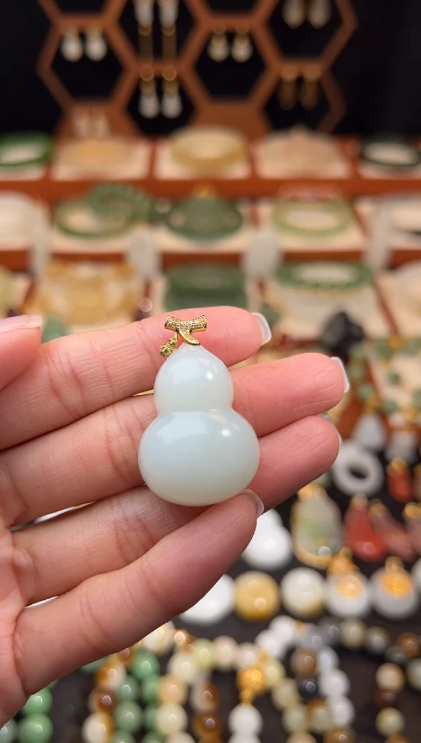 18K金镶嵌和田玉挂件精品