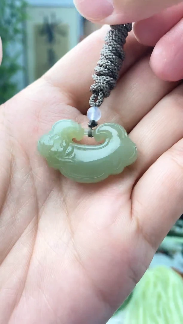 和田玉未镶嵌颈饰如意锁