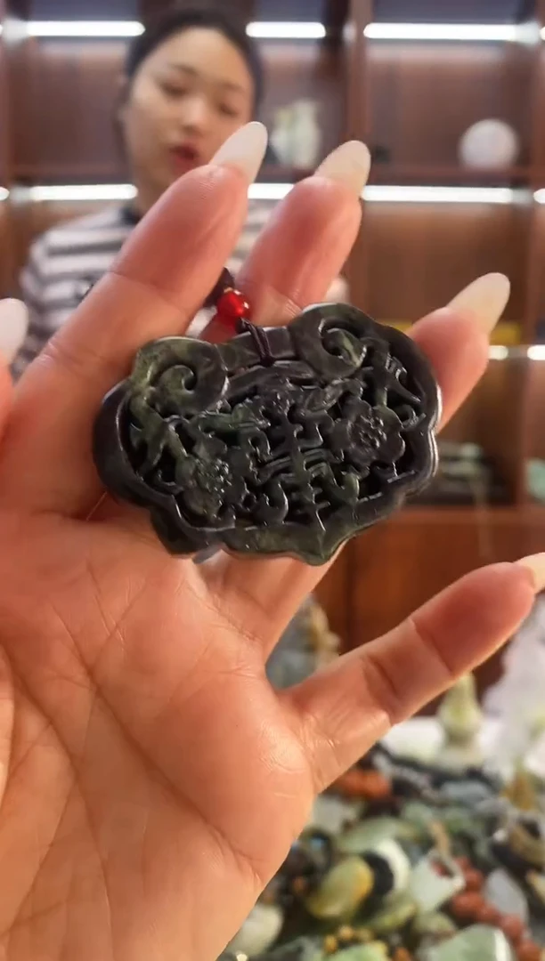 未镶嵌蛇纹石玉吊坠