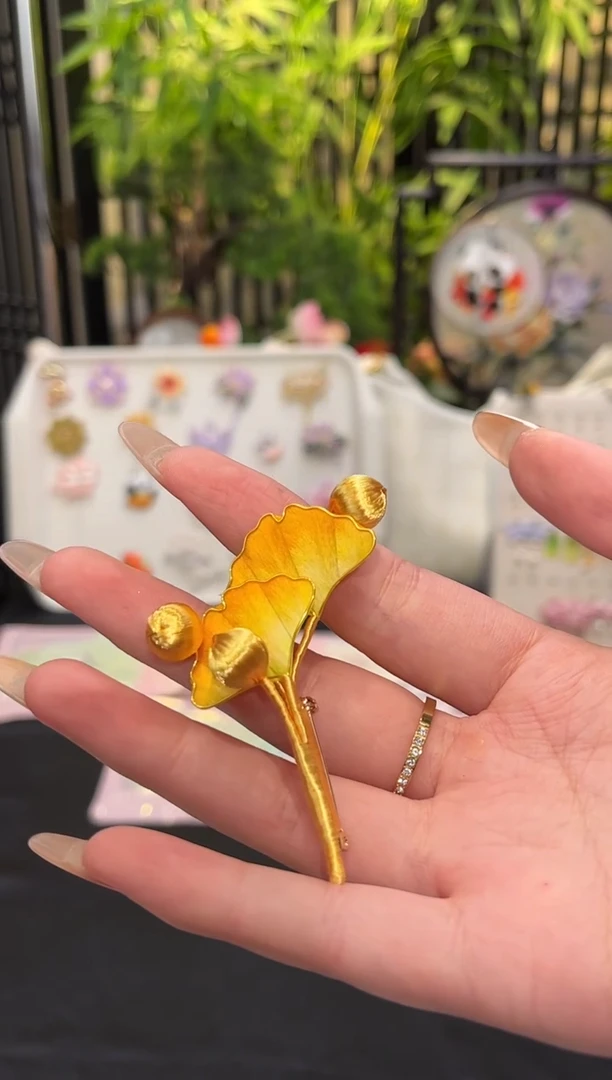 织绣小***梦银杏叶胸针改边夹