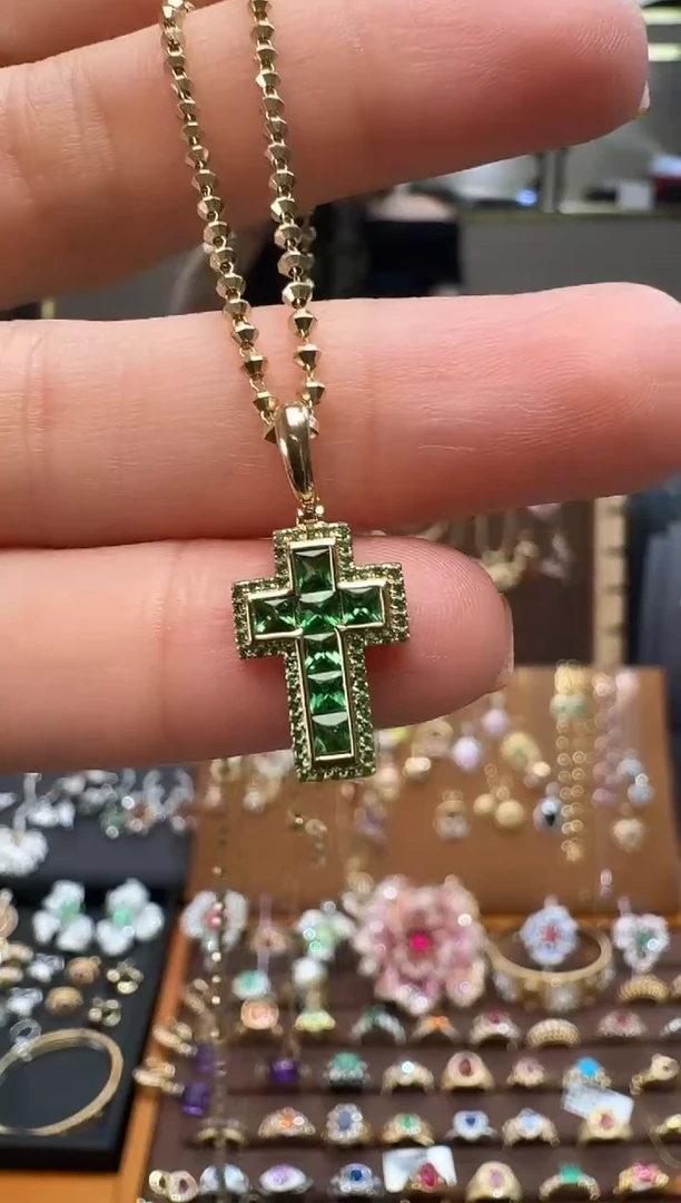 18K金镶嵌吊坠(不含链)石榴石（沙弗莱）吊坠