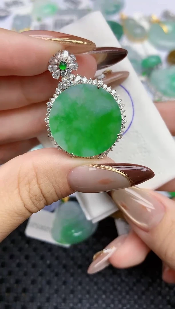 颈饰18K金镶嵌翡翠逝**痕天然翡翠A货  百元以上9米证书费自理