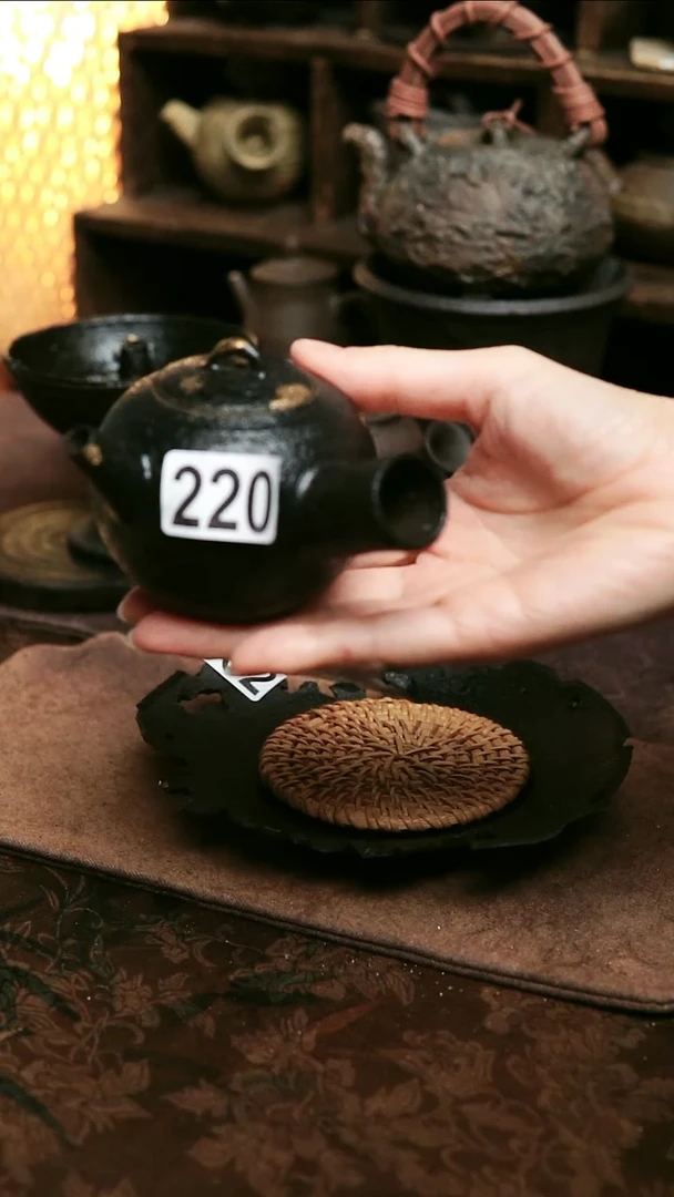 紫砂全手工黑色撒金茶壶140毫升左右