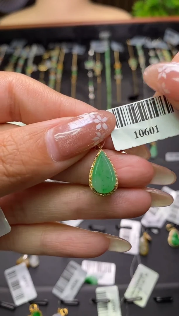 翡翠18K金镶嵌颈饰净货10601