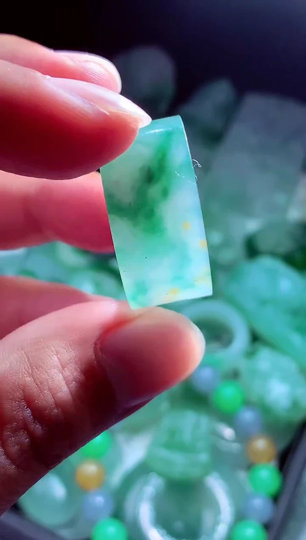 未镶嵌定制翡翠八****?翡翠毛货定制