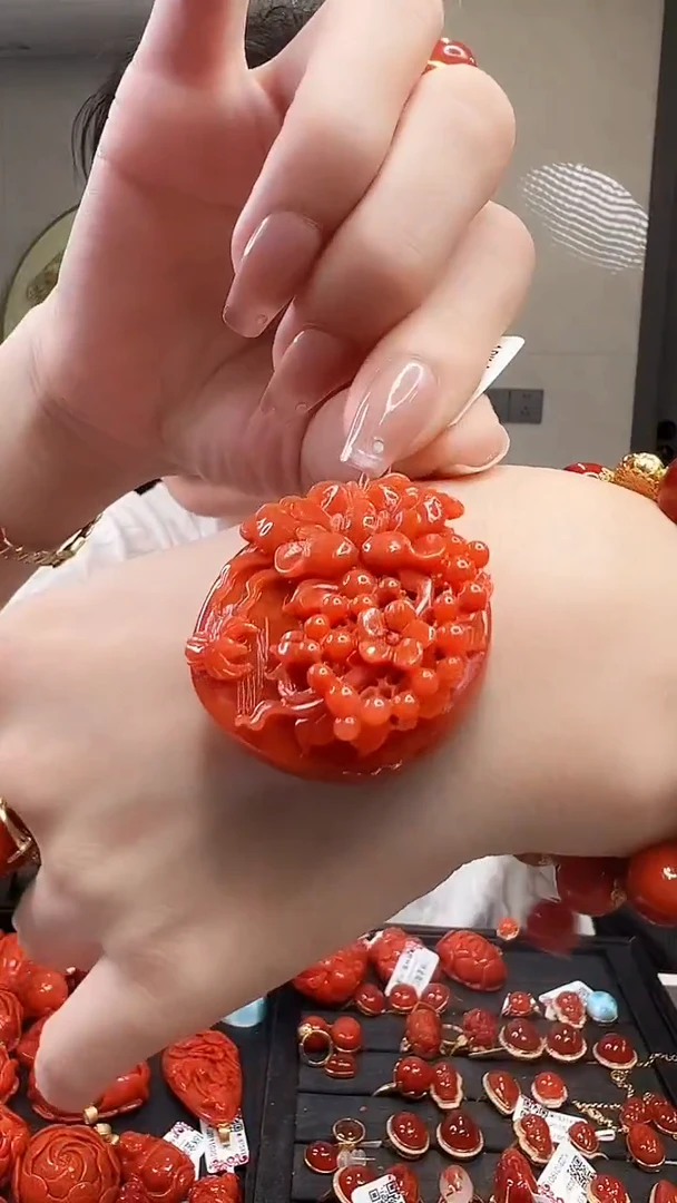 吊坠(不含链)18K金镶嵌南红玛瑙/花花圆牌