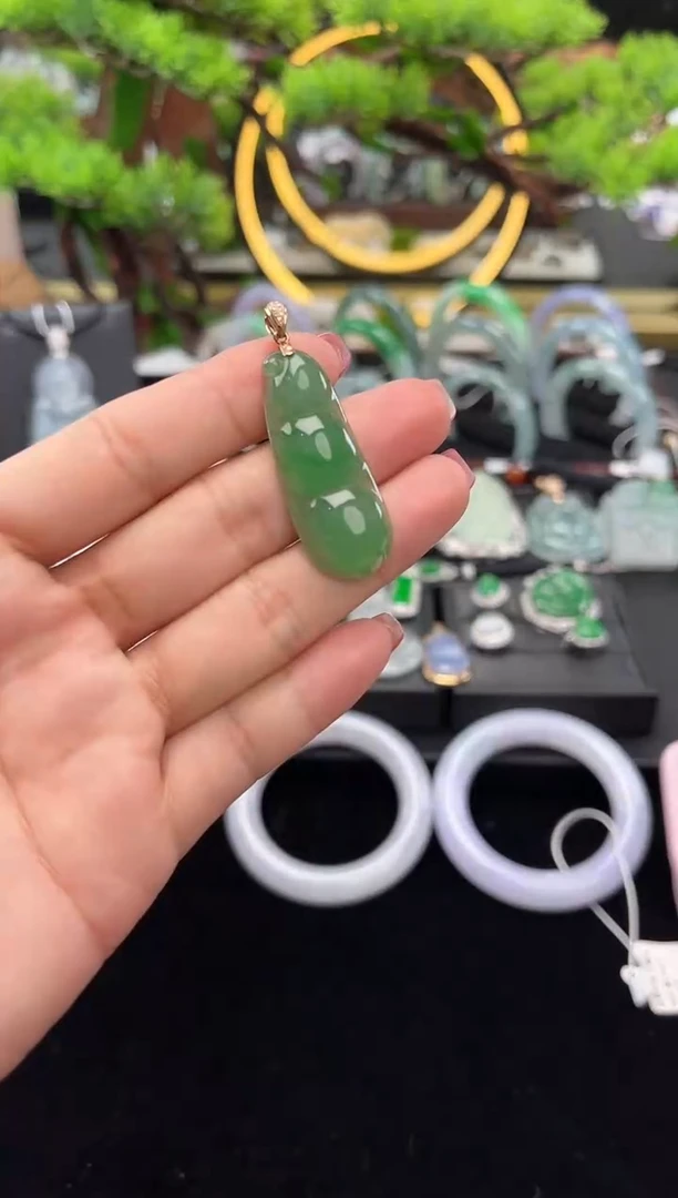 颈饰18K金镶嵌翡翠吊坠